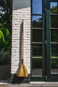 Bazar Bizar The Big Broom Natural dekorációs seprű JAAT011N 4 Bazar Bizar The Big Broom Natural dekorációs seprű JAAT011N small 4