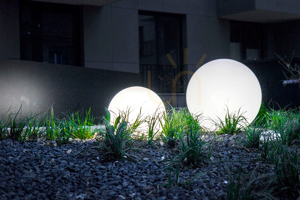 Előnézet Fényes fehér kerti gömb – LUNA BALL 50 cm, rögzítőkészlettel, 3 méteres kábellel és földbe szúrható rúddal – UV-álló Fényes fehér kerti gömb – LUNA BALL 50 cm, rögzítőkészlettel, 3 méteres kábellel és földbe szúrható rúddal – UV-álló