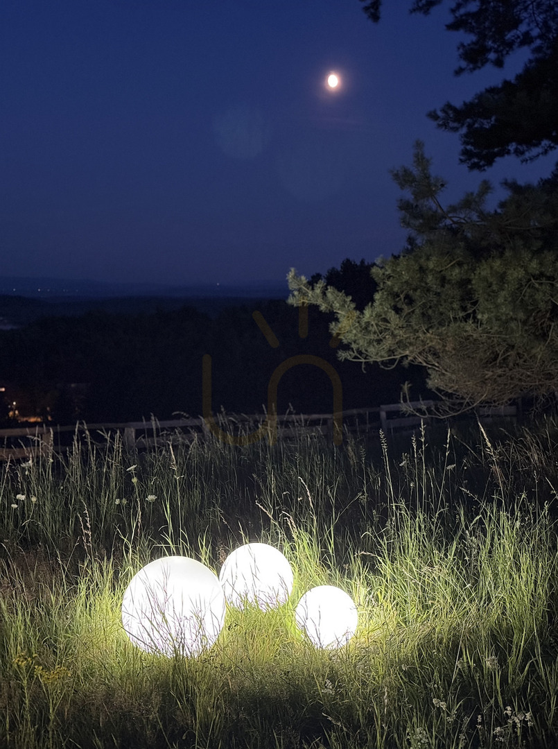 Kilátás Fényes fehér kerti gömb – LUNA BALL 50 cm, rögzítőkészlettel, 3 méteres kábellel és földbe szúrható rúddal – UV-álló Fényes fehér kerti gömb – LUNA BALL 50 cm, rögzítőkészlettel, 3 méteres kábellel és földbe szúrható rúddal – UV-álló