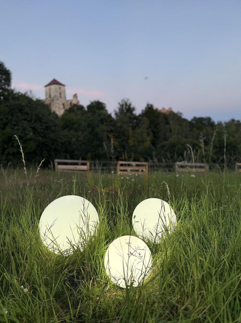Kilátás Fényes fehér kerti gömb – LUNA BALL 50 cm, rögzítőkészlettel, 3 méteres kábellel és földbe szúrható rúddal – UV-álló Fényes fehér kerti gömb – LUNA BALL 50 cm, rögzítőkészlettel, 3 méteres kábellel és földbe szúrható rúddal – UV-álló