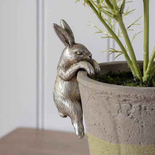 Jelölje be Gallery Direct Pippa Hare ezüst nyúlfigura cserép peremére – 2 db