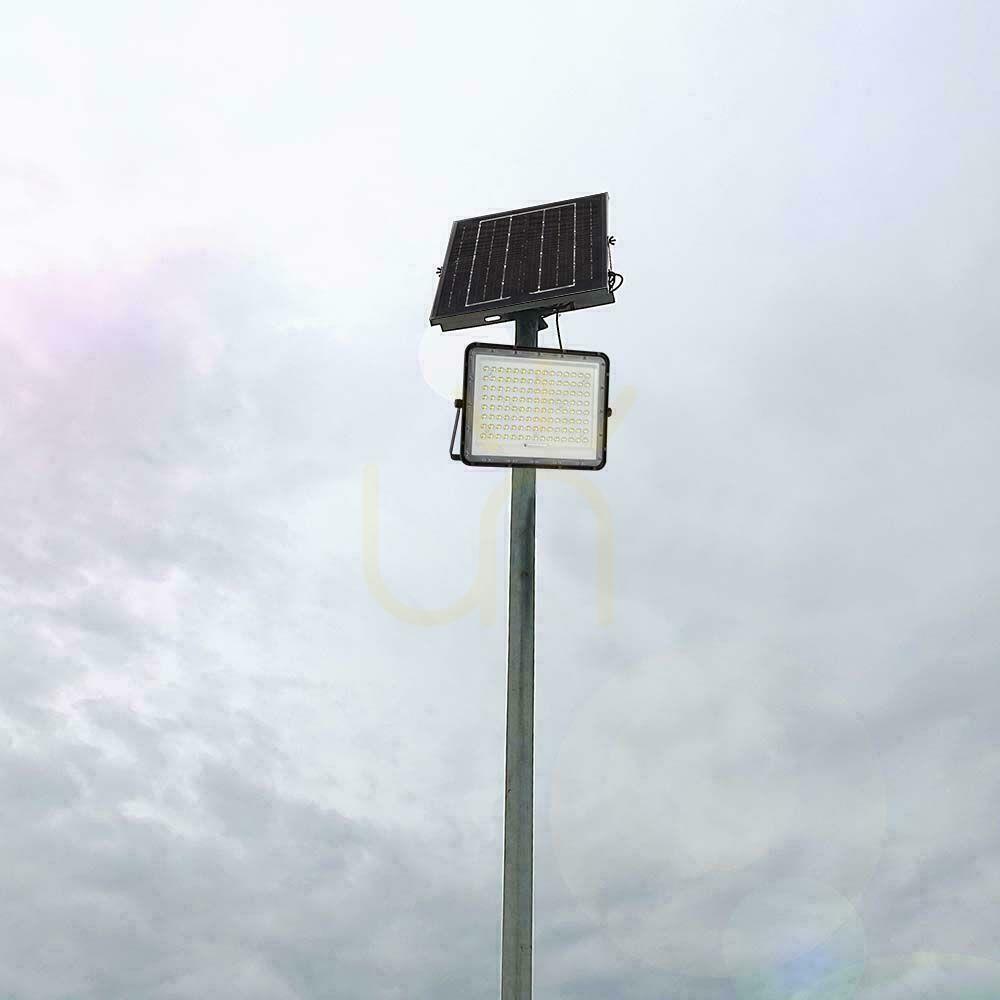 Kilátás V-TAC 20W-os napelemes LED projektor távirányító, AUTO, időzítő, IP65 Fekete VT-180W 6400K 1800lm V-TAC 20W-os napelemes LED projektor távirányító, AUTO, időzítő, IP65 Fekete VT-180W 6400K 1800lm