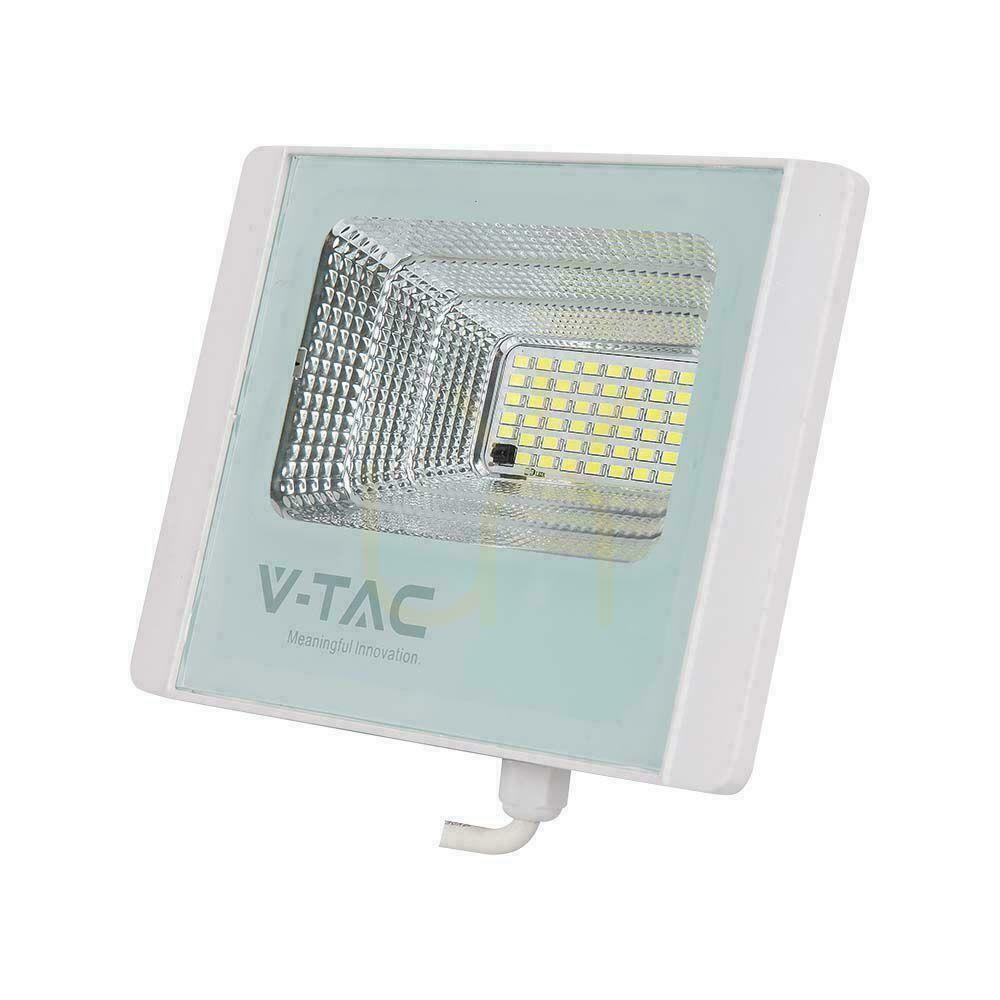 Előnézet V-TAC Solar LED projektor 35W fehér IP65, távirányító, időzítő VT-100W 4000K 2450lm. V-TAC Solar LED projektor 35W fehér IP65, távirányító, időzítő VT-100W 4000K 2450lm.