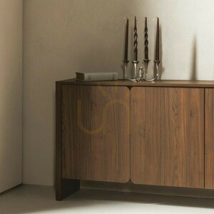 OKU négyajtós komód, „walnut villa” kivitelben, lekerekített Nova Nook elülső részekkel small 6