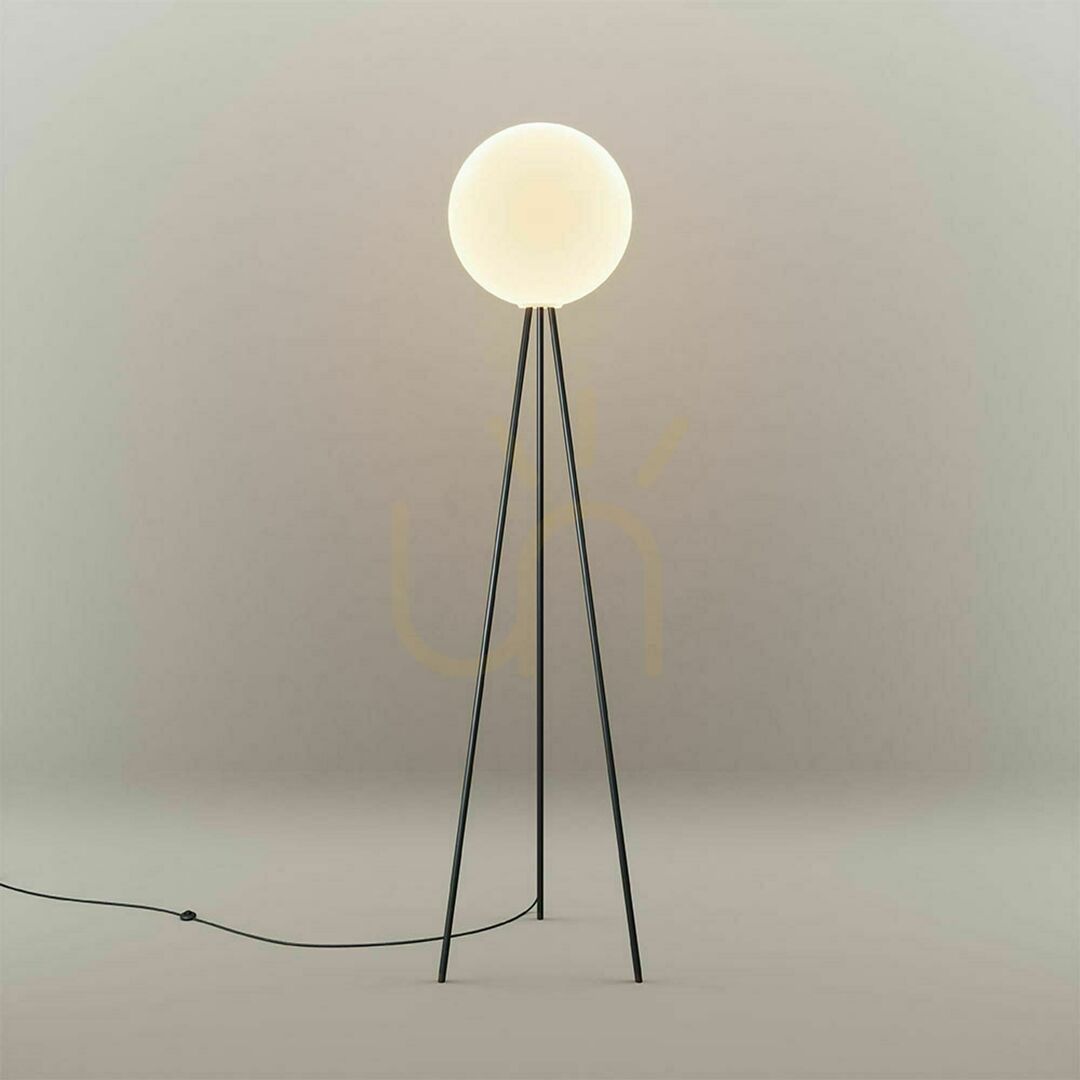 Előadás s.luce Orb tripodos állólámpa füstös üveggömbbel 160 cm s.luce Orb tripodos állólámpa füstös üveggömbbel 160 cm